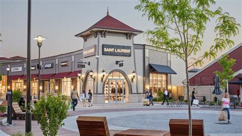 longchamp outlet woodbury commons.